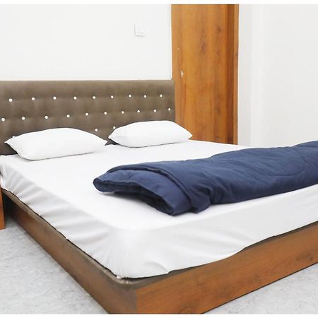 Premium Hotel Ujjain - G A R I M A - Near Mahakal Temple And Rivar - Railway Station - Hygiene & Spacious Room - With Wifi- And Parking Facilities - Best Hotel In Uddzsaín Kültér fotó