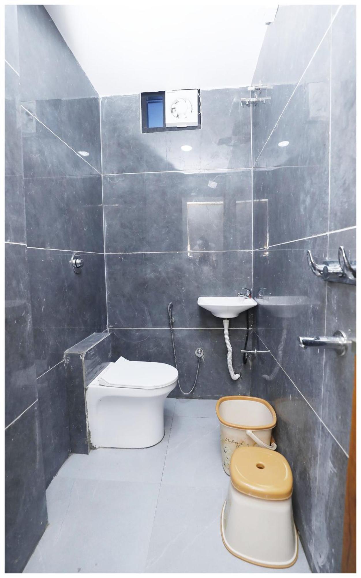 Premium Hotel Ujjain - G A R I M A - Near Mahakal Temple And Rivar - Railway Station - Hygiene & Spacious Room - With Wifi- And Parking Facilities - Best Hotel In Uddzsaín Kültér fotó