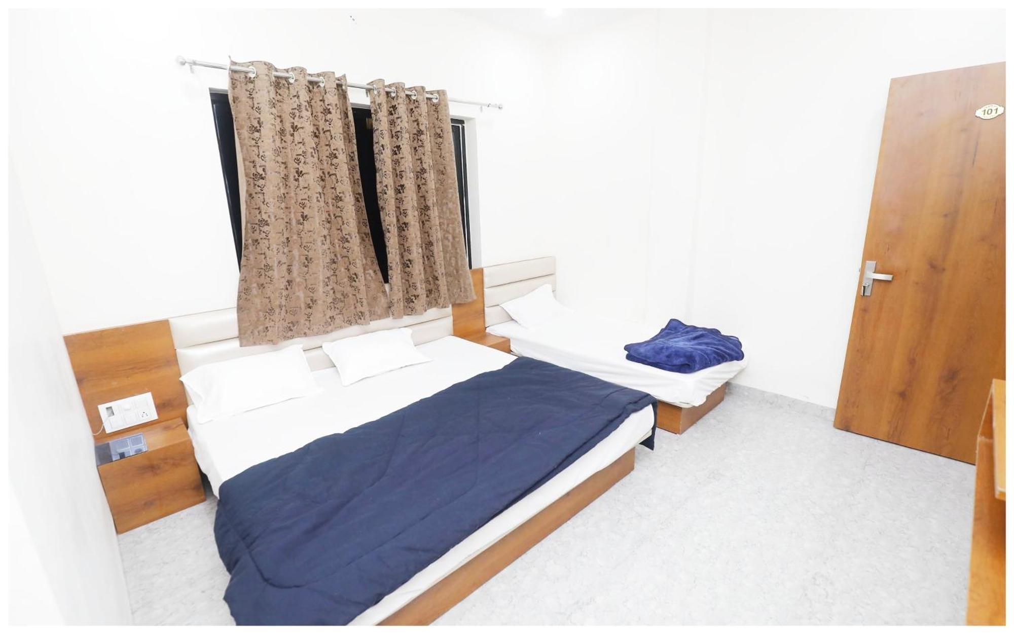 Premium Hotel Ujjain - G A R I M A - Near Mahakal Temple And Rivar - Railway Station - Hygiene & Spacious Room - With Wifi- And Parking Facilities - Best Hotel In Uddzsaín Kültér fotó