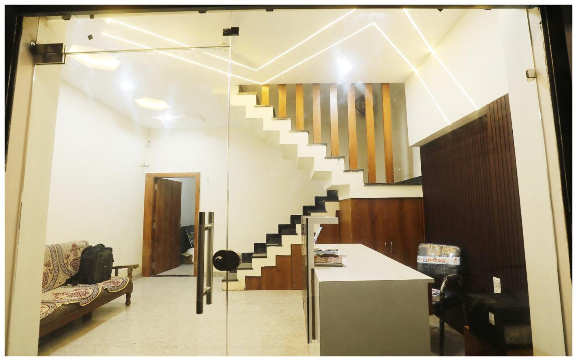 Premium Hotel Ujjain - G A R I M A - Near Mahakal Temple And Rivar - Railway Station - Hygiene & Spacious Room - With Wifi- And Parking Facilities - Best Hotel In Uddzsaín Kültér fotó