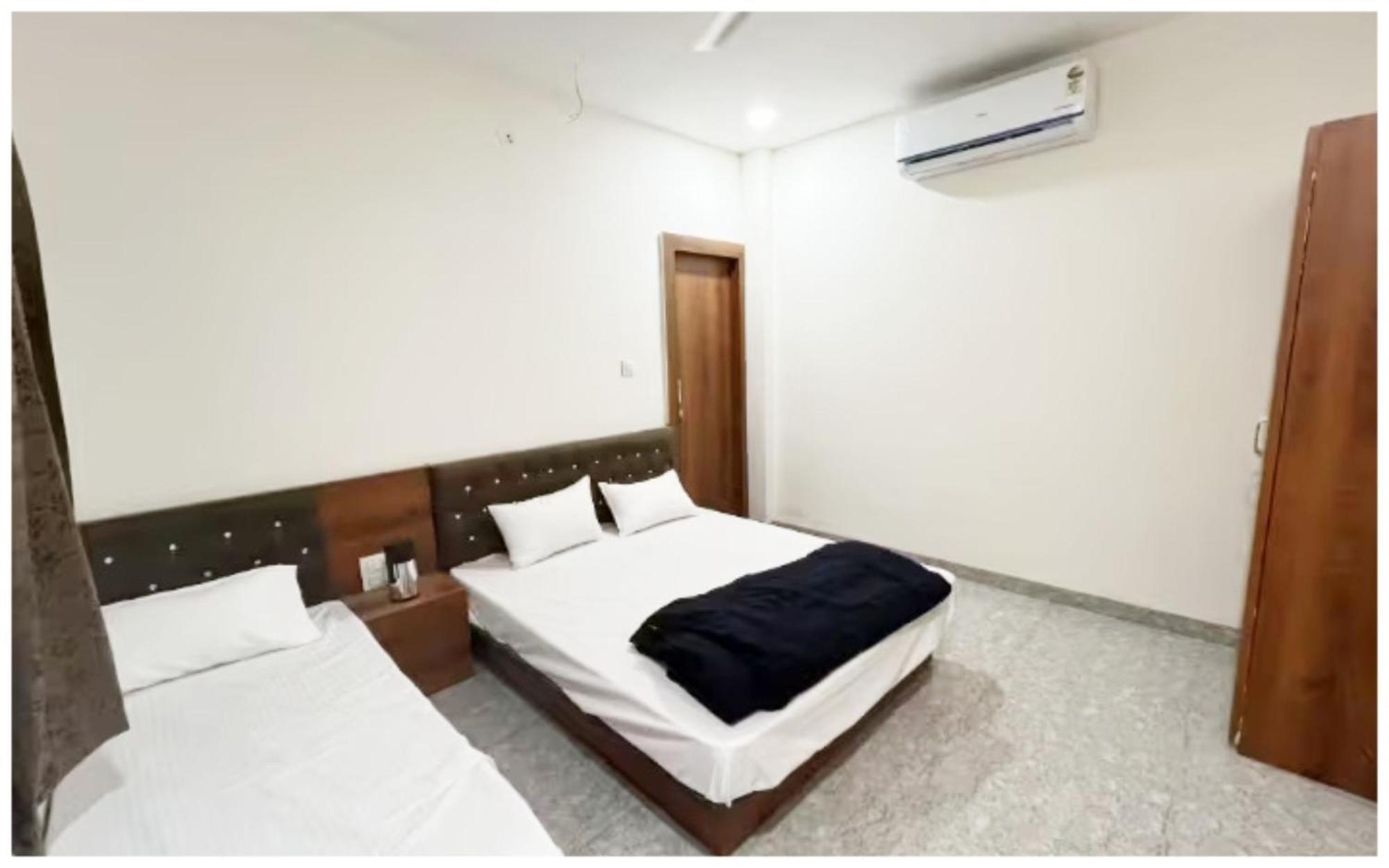 Premium Hotel Ujjain - G A R I M A - Near Mahakal Temple And Rivar - Railway Station - Hygiene & Spacious Room - With Wifi- And Parking Facilities - Best Hotel In Uddzsaín Kültér fotó