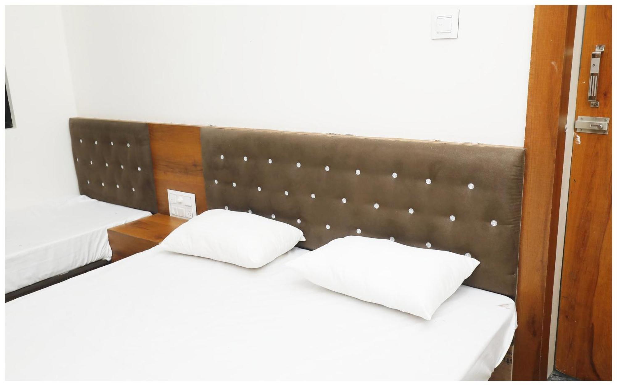 Premium Hotel Ujjain - G A R I M A - Near Mahakal Temple And Rivar - Railway Station - Hygiene & Spacious Room - With Wifi- And Parking Facilities - Best Hotel In Uddzsaín Kültér fotó
