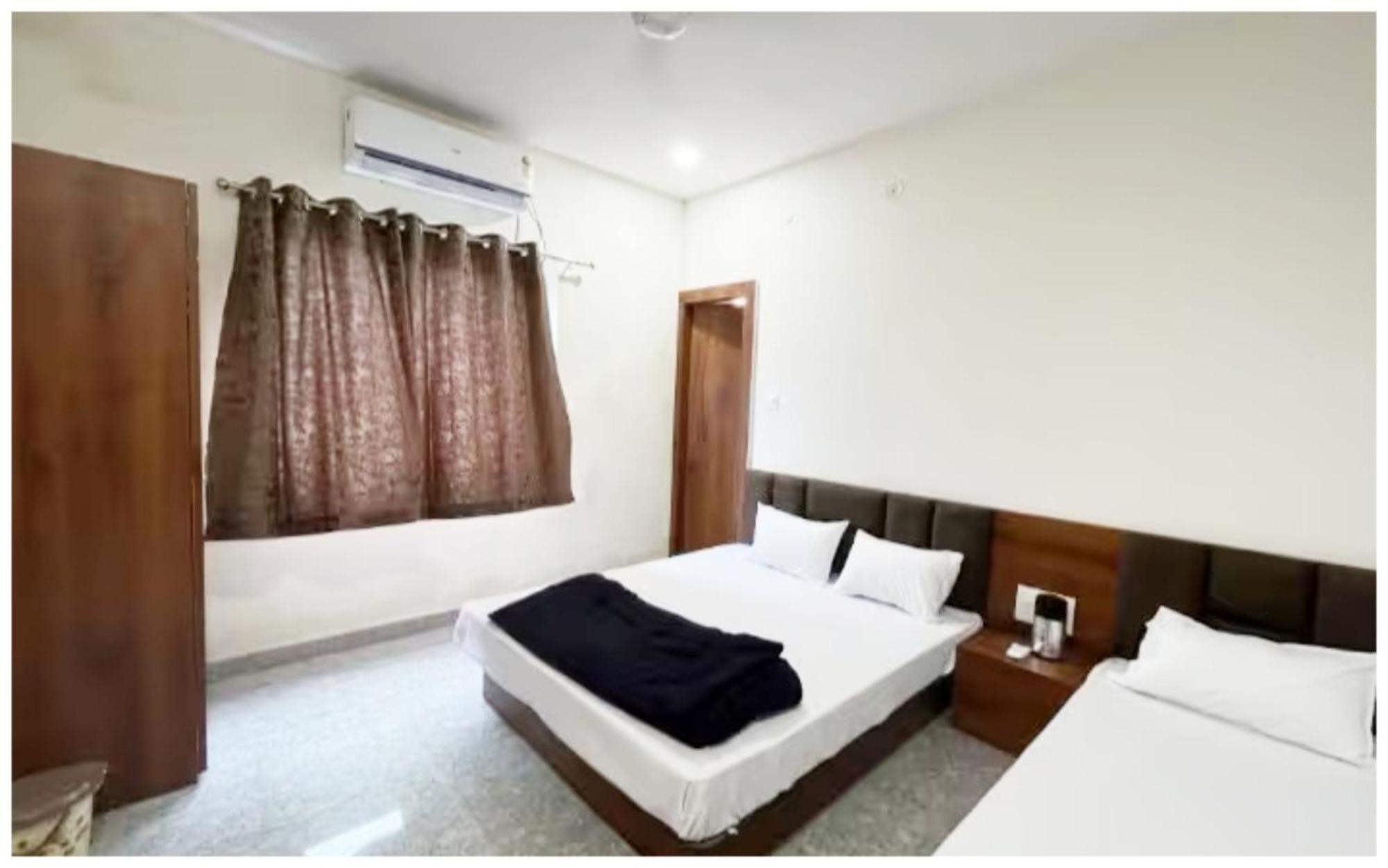 Premium Hotel Ujjain - G A R I M A - Near Mahakal Temple And Rivar - Railway Station - Hygiene & Spacious Room - With Wifi- And Parking Facilities - Best Hotel In Uddzsaín Kültér fotó