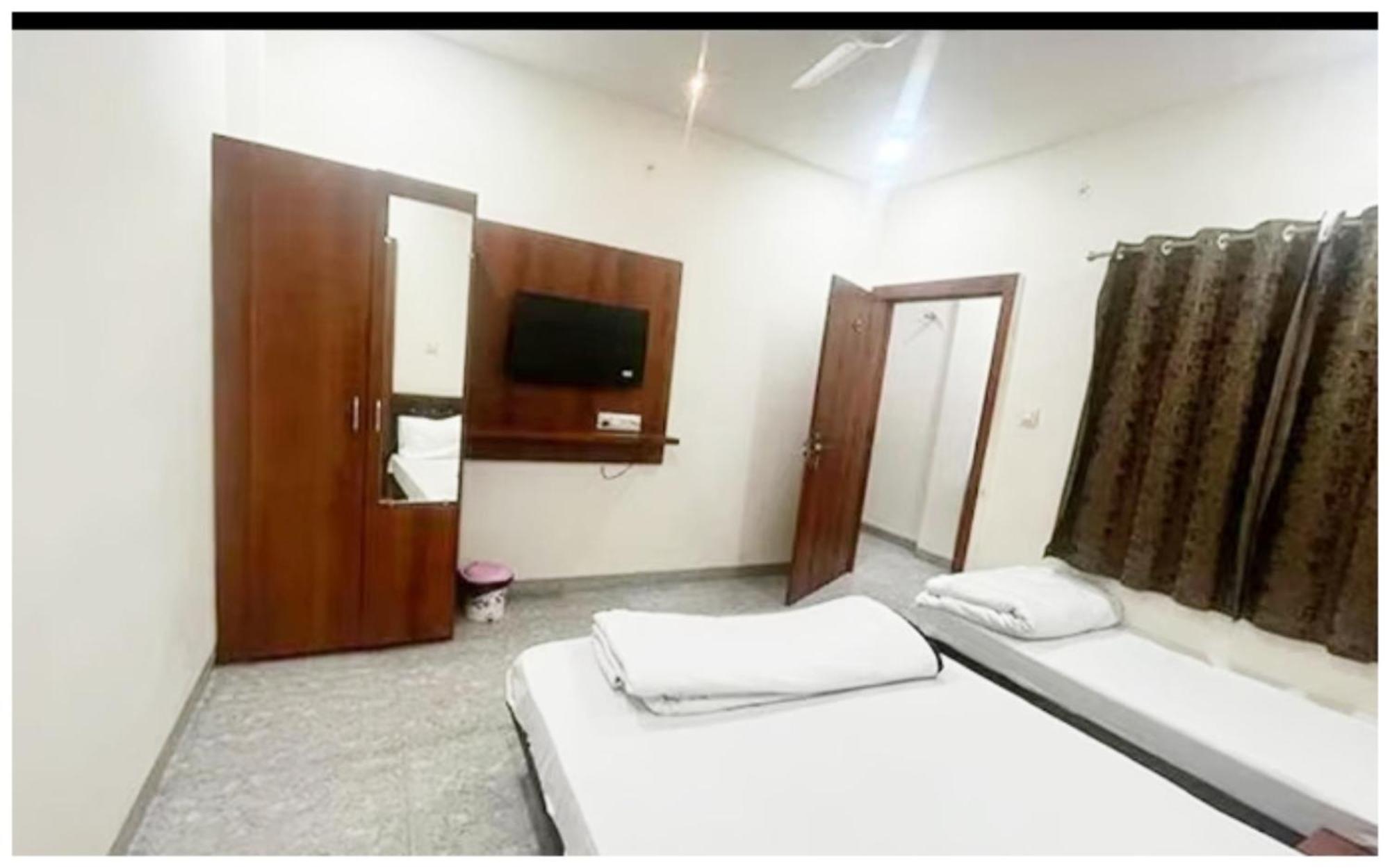 Premium Hotel Ujjain - G A R I M A - Near Mahakal Temple And Rivar - Railway Station - Hygiene & Spacious Room - With Wifi- And Parking Facilities - Best Hotel In Uddzsaín Kültér fotó