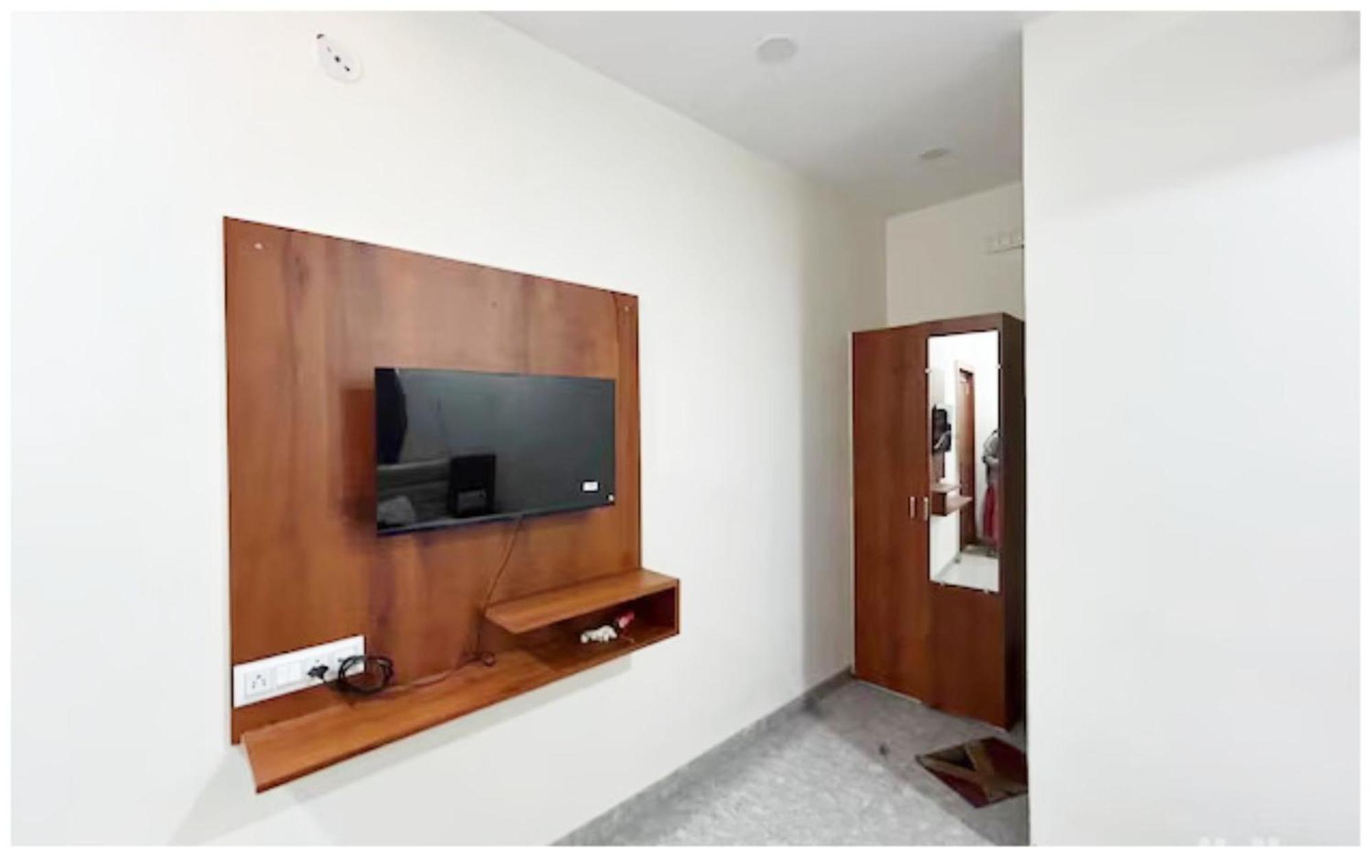 Premium Hotel Ujjain - G A R I M A - Near Mahakal Temple And Rivar - Railway Station - Hygiene & Spacious Room - With Wifi- And Parking Facilities - Best Hotel In Uddzsaín Kültér fotó
