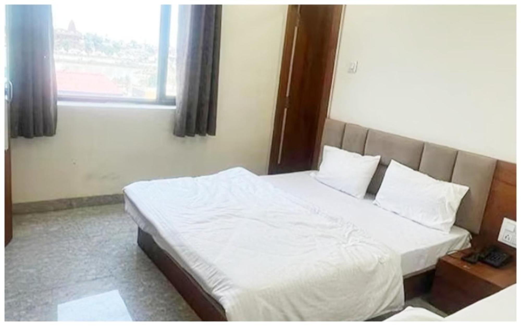 Premium Hotel Ujjain - G A R I M A - Near Mahakal Temple And Rivar - Railway Station - Hygiene & Spacious Room - With Wifi- And Parking Facilities - Best Hotel In Uddzsaín Kültér fotó
