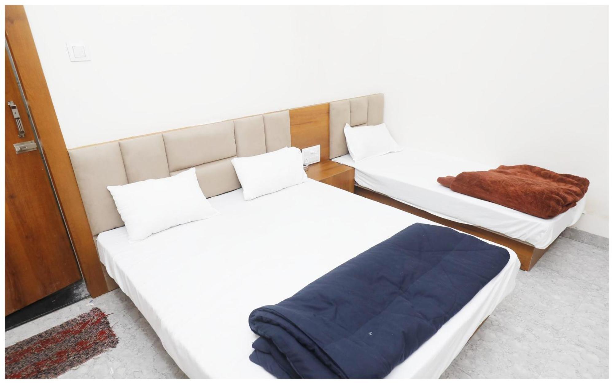 Premium Hotel Ujjain - G A R I M A - Near Mahakal Temple And Rivar - Railway Station - Hygiene & Spacious Room - With Wifi- And Parking Facilities - Best Hotel In Uddzsaín Kültér fotó