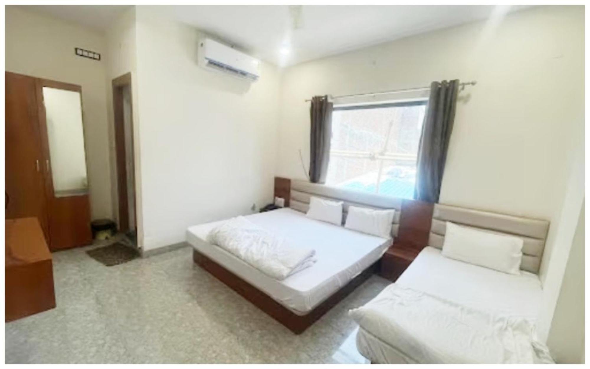 Premium Hotel Ujjain - G A R I M A - Near Mahakal Temple And Rivar - Railway Station - Hygiene & Spacious Room - With Wifi- And Parking Facilities - Best Hotel In Uddzsaín Kültér fotó
